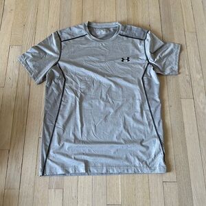 Under armour fitted heat gear athletic shirt size L